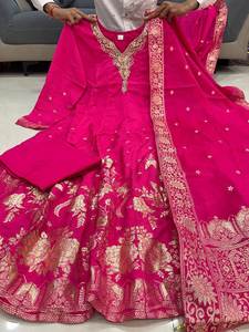 Vestido Anarkali de Seda Banarasi con Tejido Zari, Hecho a Mano, con Parte Inferior y Dupatta, Ideal para Fiestas y Festivales Indios - Product Image 3