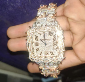 Reloj de Hombre Ultra Lujoso con Incrustaciones de Diamantes Moissanite VVS Brillantes y Esfera con Números Romanos de Diadream Gems & Jewels - Product Image 6