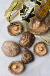 Morceaux de champignons shiitake séchés pour la production de snacks et les mélanges de snacks en provenance du Vietnam - Product Image 4