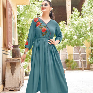 Anarkali Kurti de rayón pesado liviano con hilo y trabajo hecho a mano perfecto para niñas de oficina y collage - Product Image 1