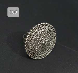 Anillo antiguo oxidado de primera calidad, joyería elegante, artesanía, diseño ligero, detalles en relieve para la moda tradicional - Product Image 1