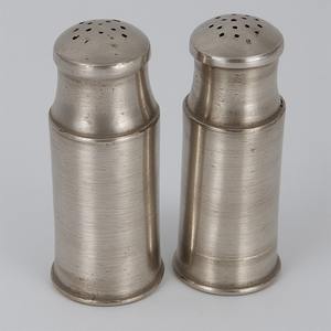 Moulin à sel et à poivre en bois fait à la main avec motif ornemental sculpté Artisan fait à la main offrant un accent décoratif - Product Image 2