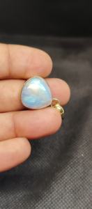 Collier pendentif fait main en laiton plaqué or avec pierre de lune arc-en-ciel en forme de poire, sertissage collet de créateur, bijoux fins - Product Image 6