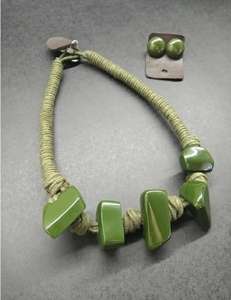 Collier en résine multicolore Bohème Collier pendentif en résine de haute qualité fait à la main avec boucles d'oreilles Set - Product Image 6