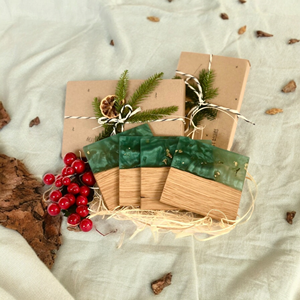 Posavasos cuadrados de madera de resina hechos a mano con soporte de mármol, accesorios únicos de mesa de arte navideño, Conjunto personalizado - Product Image 1
