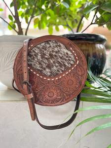 Bolso Bandolera Redondo de Cuero 100% Genuino con Borla, Grabado Floral a Mano, para Portar Objetos Ocultos, con Pelo - Product Image 2