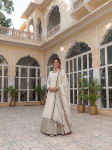 Vestido Anarkali de Seda Chinon con Bordado y Lentejuelas, Nuevo y Más Vendido al por Mayor, para Bodas y Recepciones - Product Image 2