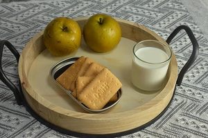 Bandeja de madera para servir con diseño de incrustaciones de latón Bandeja de madera para servir con acabado natural para cocina y mesa para bandeja de aperitivos de café - Product Image 2