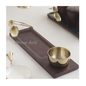 Ensemble de 2 plateaux de service en bois avec poignées métalliques, design moderne, forme rectangulaire, par Home Arts - Product Image 3