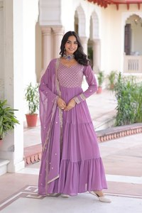 Presentamos la Nueva Colección de Dupattas de Fiesta en Faux Georgette con Lentejuelas y Bordado Zari, de Secado Rápido y Sin Arrugas - Product Image 4