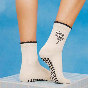 Chaussettes de sport graphiques de qualité supérieure, style streetwear, coton respirant, usage quotidien, design tendance pour les marques de mode, vente au détail et en gros - Product Image 1