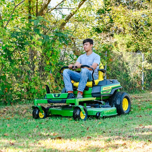 Tondeuse à rayon de braquage zéro Jo-hn Deere d'occasion, idéale pour l'aménagement paysager, l'entretien des pelouses et les applications sur les terrains de golf - Product Image 1