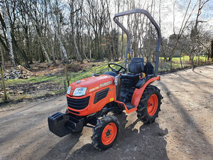 Excellent état Nouveau tracteur de marche Kubota M7060 équipé d'un chargeur à fixation rapide et d'une protection de gril de seau Aucun problème connu - Product Image 2