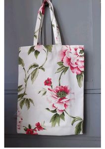 Sac fourre-tout en toile de coton à imprimé floral surdimensionné avec une grande illustration en blanc avec des accents roses et verts pour le transport quotidien - Product Image 2