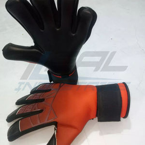 Gants de gardien de but personnalisés 4mm épais en latex allemand antidérapant gants de protection des doigts de gardien de but de football fabriqués au Pakistan - Product Image 1
