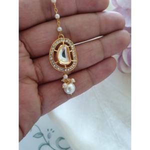 Timeless Beauty Gold Premium Kundan Polki Pearl Beaded Maang Tikka Diseño personalizado AD Stone Bead Bridal Maang Tikka en cualquier atuendo - Product Image 1