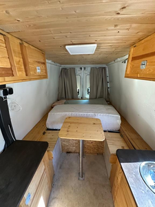 Camion d'occasion 2024 35C18 essence/gaz 177 CV 1-25 000 miles 2 couchettes 2 essieux transmission automatique pneus R18 conduite à gauche sièges en tissu - Product Image 3