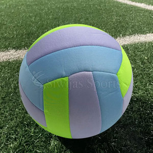 Ballon de volley-ball avec une prise confortable et un matériau durable, adapté à une utilisation en intérieur et en extérieur - Product Image 4