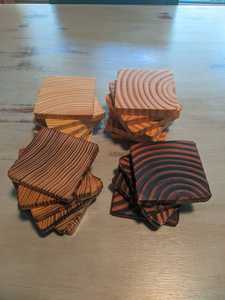 Sous-verres en bois élégants au design classique avec finition noyer pour bureau à domicile ou table de noël porte-boissons cadeau de pendaison de crémaillère - Product Image 4
