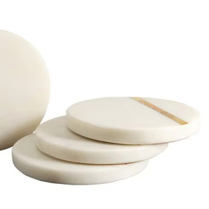 Prix de gros Sous-verres de luxe en pierre de marbre blanc Lot de 4 avec bandes dorées Tapis de boisson élégants pour la protection de la table à vendre - Product Image 1