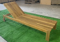 Chaise longue de luxe moderne en bois d'acacia pour hôtel piscine extérieure ou plage pour bronzer dans le salon ou l'entrepôt