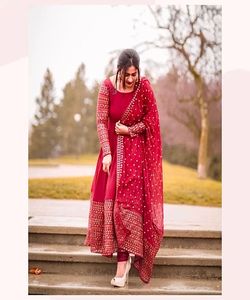 Fusion de mode: Style pakistanais Salwar Kameez - Fusion de styles traditionnels et modernes, créant une mode chic et élégante - Product Image 1