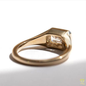 Bague de fiançailles en diamant de laboratoire taille émeraude moderne sertie d'une lunette en or massif, bijoux de mariée délicats et minimalistes - Product Image 2