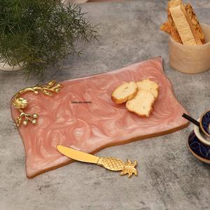 Plato decorativo moderno geométrico hecho a mano de resina rectangular grande con mango dorado para ocasiones de boda - Product Image 1