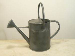 Arrosoir rouge en métal pour utilisation dans le jardin - Product Image 6