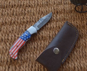 Couteau pliant de chasse en acier inoxydable fait main, motif drapeau américain patriotique, manche en bois, personnalisable OEM, qualité industrielle, livraison directe - Product Image 1