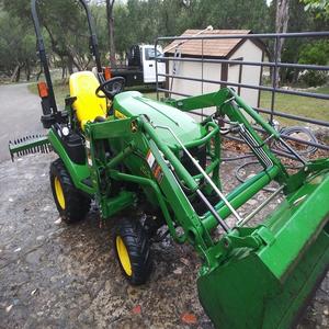 รถแทรกเตอร์ขนาดเล็กสมรรถนะสูง John Deere 1025R เครื่องยนต์ดีเซล ระบบเกียร์ปั๊ม ขับเคลื่อน 4 ล้อ โครงสร้างแข็งแรง สำหรับการเกษตรสมัยใหม่ - Product Image 2