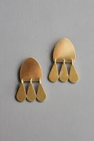 Boucles d'oreilles en laiton en forme de cloche pour femmes avec sculptures florales artisanales parfaites pour les tenues de danse classique indienne