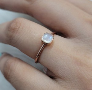 Bague minimaliste en argent sterling 925 avec sertissage de pierre de lune arc-en-ciel de 6x6 mm, bijoux en pierres précieuses, cadeaux, bande en or vermeil - Product Image 4