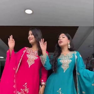 ชุดงานเลี้ยงสไตล์อินเดียมาใหม่ คอลเลคชั่นชุดผ้าจอร์เจตต์เนื้อหนา ปักด้วยด้ายและเลื่อม พร้อมเสื้อท่อนบน ชาราร่า และผ้าคลุมไหล่ - Product Image 1