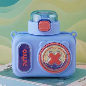 Botella de agua Tykle de 480 ml con diseño inspirado en una cámara de juguete, con tapa Snap Sip and Smile! - Product Image 3