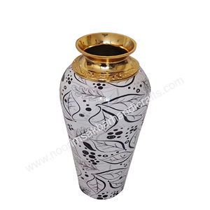 Florero de hierro costero Florero de piso esmaltado de Estilo Vintage Diseño floral Blanco y Negro Cerámica Metal Vidrio Decoración para el hogar y el hotel - Product Image 5