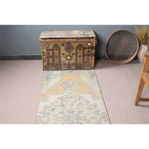 Alfombra Vintage de 2.5x7.3 pies, Alfombra Turca, Alfombra de Lana con Diseño Floral Amarillo y Azul - Product Image 4