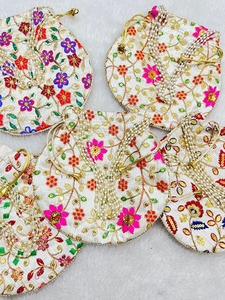 Venta al por mayor de las mujeres estilo Rajasthani seda bolso Potli Gota Patti Casual patrón monedero para Diwali regalos para mujeres - Product Image 5