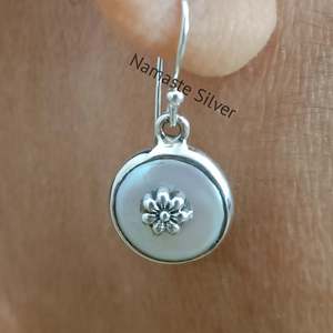 Pendientes Colgantes de Plata de Ley 925 con Perlas de Agua Dulce en Forma de Moneda, Diseño Floral Hecho a Mano, Pendientes Florales Modernos con Perlas de Moneda y Plata - Product Image 6