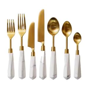 Juego de cubiertos chapados en oro de metal del mejor vendedor con mango de mármol blanco para juegos de cubiertos de vajilla de boda y restaurante - Product Image 1