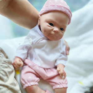 Poupées Reborn en Silicone Complet pour Filles, 16 Pouces, Yeux Ouverts avec Expression Vive, Douces et Hypoallergéniques comme un Vrai Modèle de Jouet - Product Image 3
