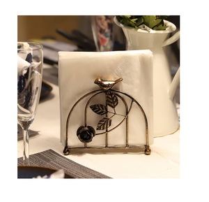 Vente en gros de boîtes à mouchoirs décoratives de table en métal plaqué or en design industriel pour la maison et l'hôtel - Product Image 4