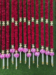 มาลัยดอกมะลิสีแดงเข้มเป็นมิตรกับสิ่งแวดล้อมพร้อมพู่ห้อยไข่มุกสีขาวดอกกุหลาบสีชมพูสำหรับตกแต่งสวนหลังบ้านและบันได - Product Image 3