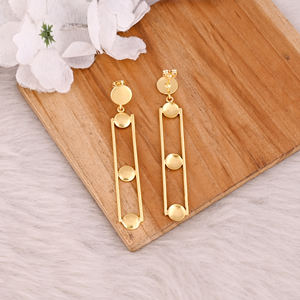 Boucles d'oreilles en laiton à clous en gros, bijoux faits à la main, boucles d'oreilles plaquées or pour femmes et design long, pièce au meilleur prix - Product Image 4