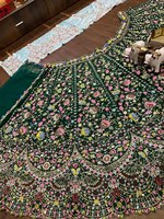 Gaun Pengantin Biru Desain Terbaru Lehenga Choli Panjang Elegan dengan Renda di Pinggir dan Blus Bulu Imitasi Berkualitas Tinggi Model Pesta Modern Musim Dingin yang Mewah