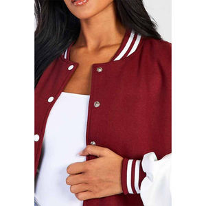 Veste de style universitaire pour femmes, bordeaux et blanc, manches contrastées, coupe ample, bordure côtelée rayée, streetwear urbain tendance - Product Image 4