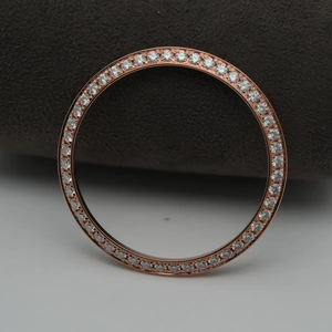 Montre Luxira Jewels Premium 40 mm en acier inoxydable or rose, lunette sertie de pierres baguette transparentes, fabrication artisanale, élégante montre-bracelet - Product Image 1