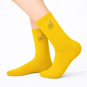 Calcetines Deportivos Unisex de Uso Diario con Bordado de Plátano Amarillo - Product Image 2