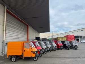 Piaggio Ape 50, un camion à trois roues motorisé, carrosserie ouverte ou fermée, pousse-pousse à essence pour le transport de marchandises ou de passagers - Product Image 4