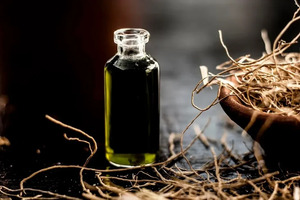 Aceite esencial de Ushir Natural puro 100%, venta al por mayor, para el cuidado de la piel de grado farmacéutico Perfume, aromaterapia con vetiver - Product Image 2